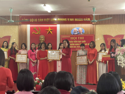 Cô giáo Lê Thị Xuân đạt giải Ba Giáo viên dạy giỏi cấp Quận