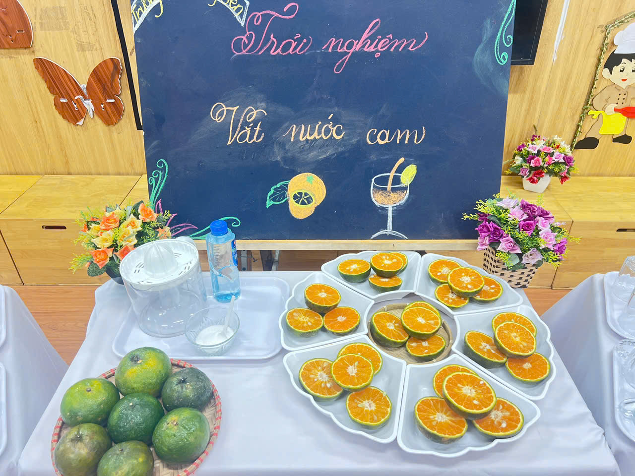 GIẢI NHIỆT MÙA HÈ CÙNG HOẠT ĐỘNG VẮT NƯỚC CAM CỦA  CÁC BÉ YÊU TRƯỜNG MẦM NON HƯƠNG SEN